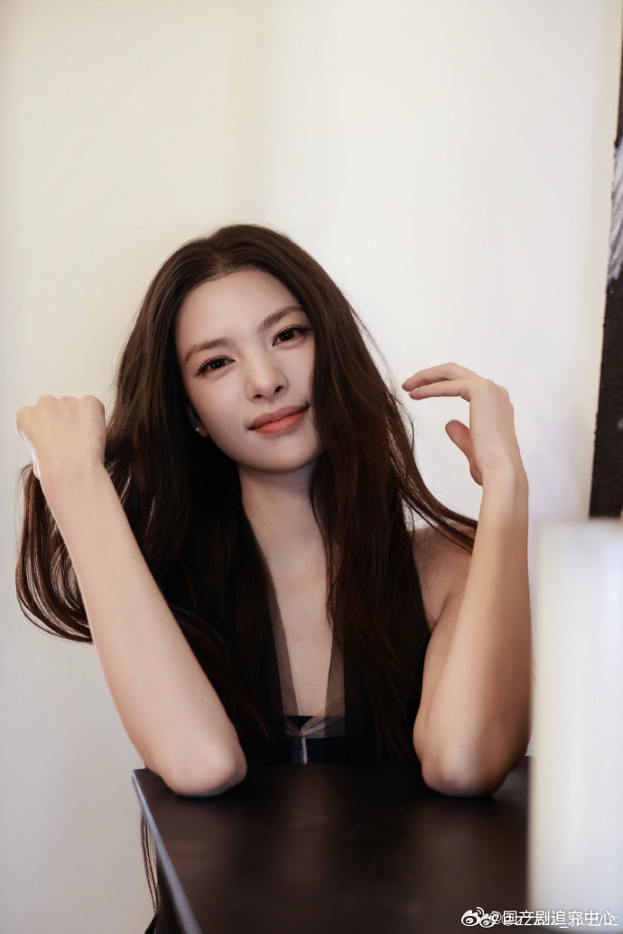 差点把张艺上认成裴珠泫我居然现在才发现张艺上这个宝藏😜，初舞台清冷造型好绝，