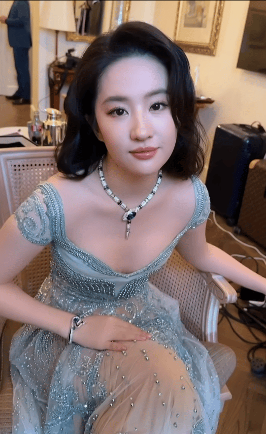 刘亦菲宝格丽晚宴多么权威的神颜啊啊啊​​​