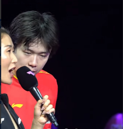 今天王楚钦的比赛，精彩不仅体现在赛场上的，还有采访时偷懒记者手机里的采访问题。