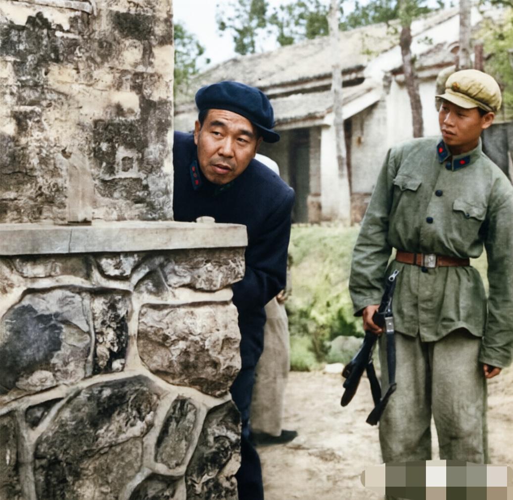 这个歪戴帽子的人是谁？他可是开国上将！