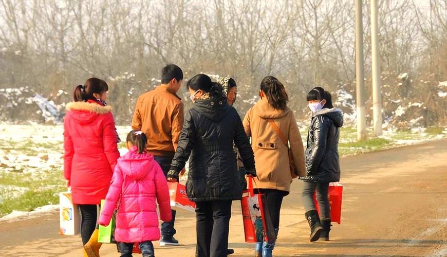 今天一天跑了两个地方拜年，上午去农村舅舅家，下午去城里堂姐家。同样是走亲戚，两顿