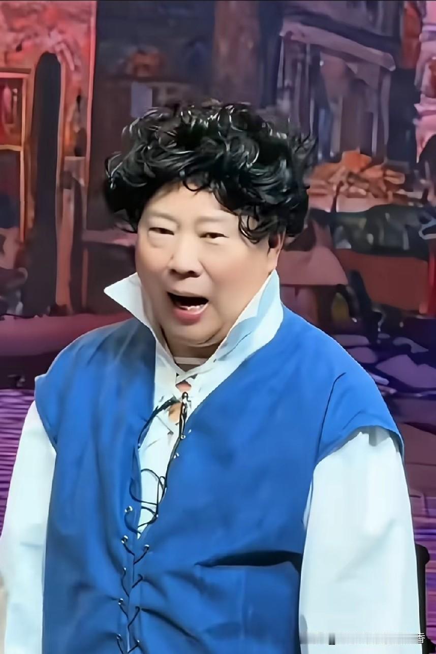 乍眼一看，还以为是位农村老大妈，定睛一瞧，原来是相声大师郭德纲。他在台上将几首歌