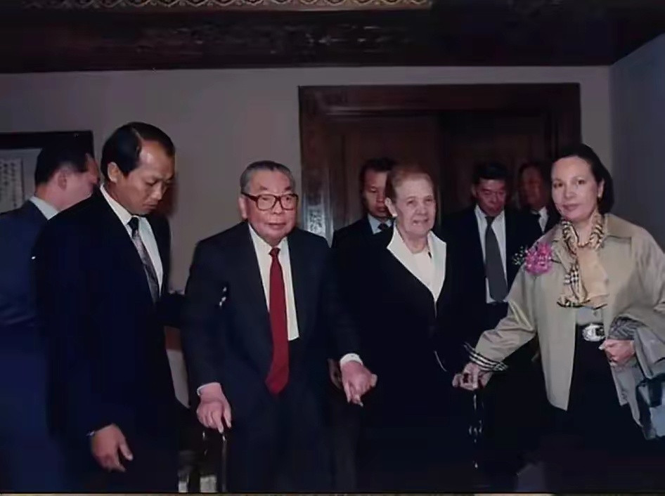 1987年，49岁的蒋孝章与父亲蒋经国和母亲蒋方良的最后一张留影，彼时的蒋经国饱