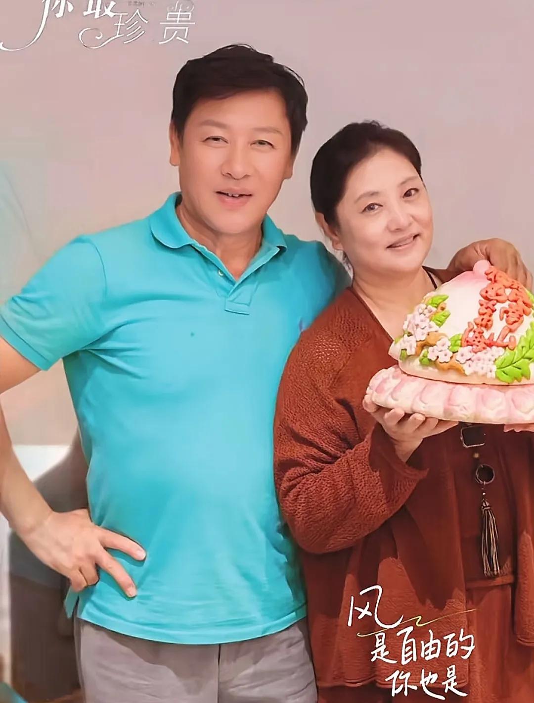63岁胡亚捷为演员妻子庆祝生日，二人相恋34年仍恩爱如初！凭借《便衣警察》为观