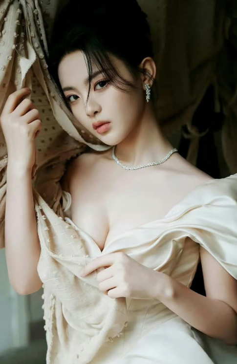 杨超越怎么这么会长呢？头小脸小，眼睛大大的，苹果肌饱满。浓妆时分分钟变成御姐美