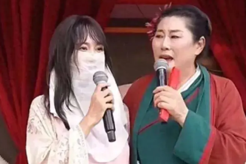 女子索要千万彩礼，舆论一下子炸锅了，我看了视频，当女子说要千万彩礼，台下就有男子