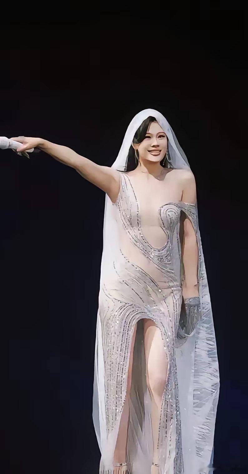 湖南歌手袁娅维，为了红火衣着爆漏，是扮高雅吗？不，很多艺人都明白，全靠歌艺实力在