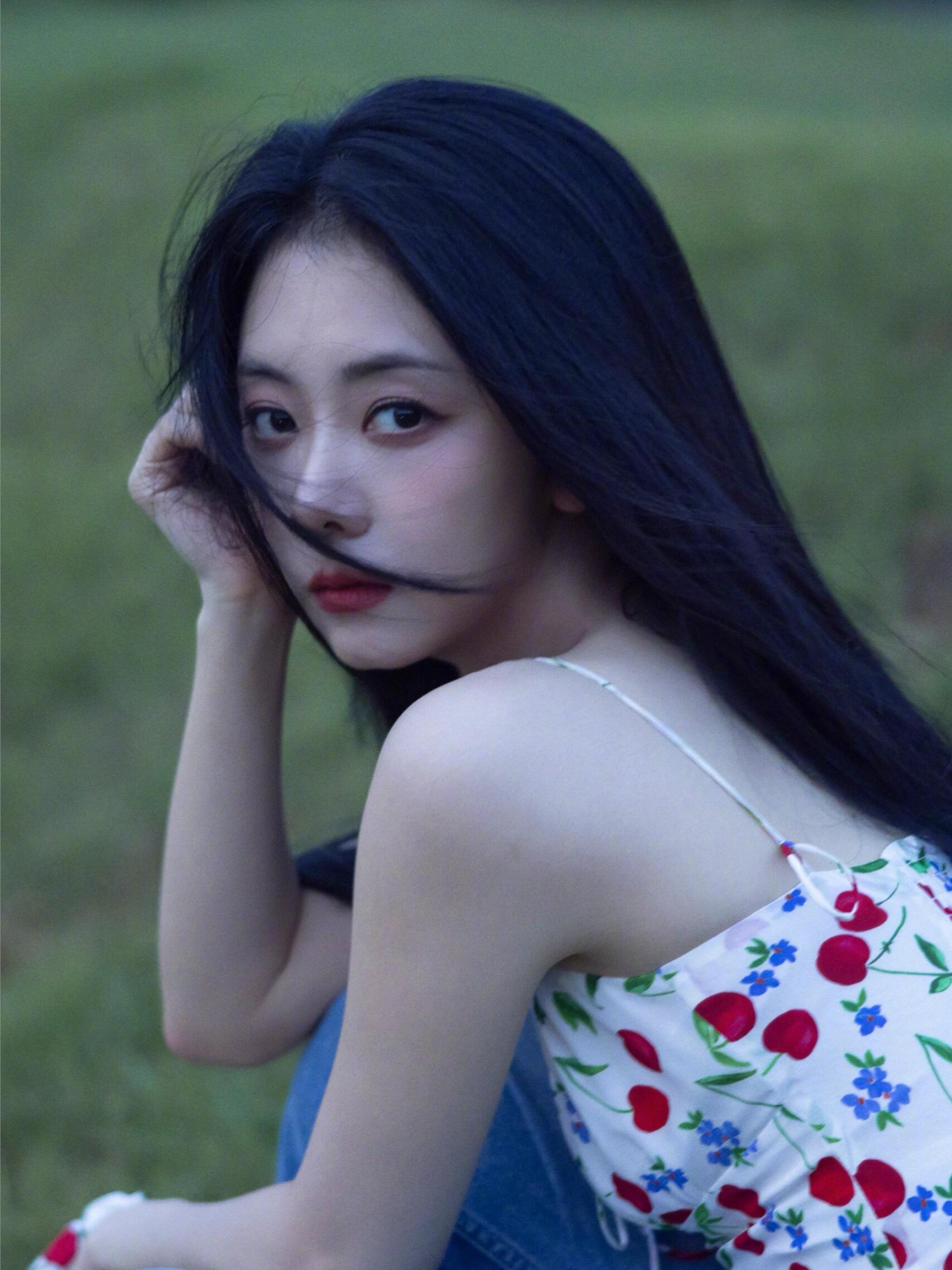 谭松韵——绿草地的生命力分享一组谭松韵的照片​​​