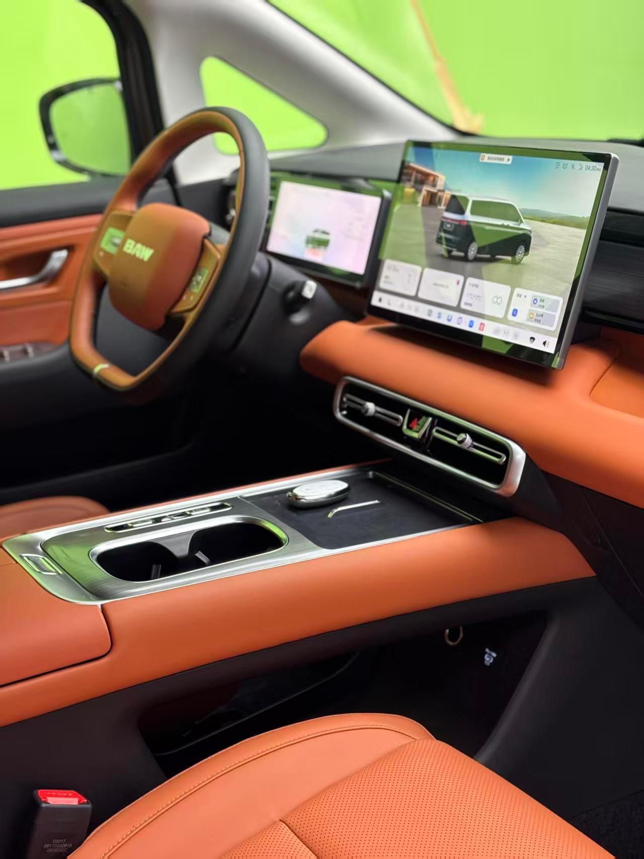 空间真是它的一大优势，三排都坐满也不会觉得挤，后备箱还能装下不少行李，太适合大家