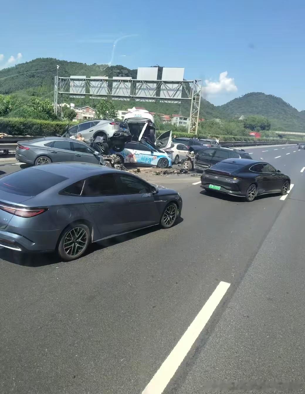 坏了最下面这个痛车的是汉L吧[裂开][裂开][裂开]心疼​​​
