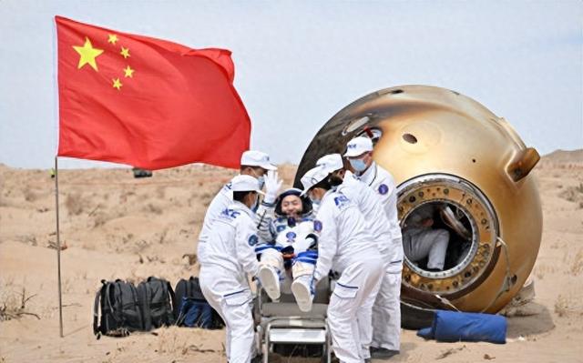 技不如人?神十九回家,中国航天员出舱抬着走,美国的却活蹦乱跳