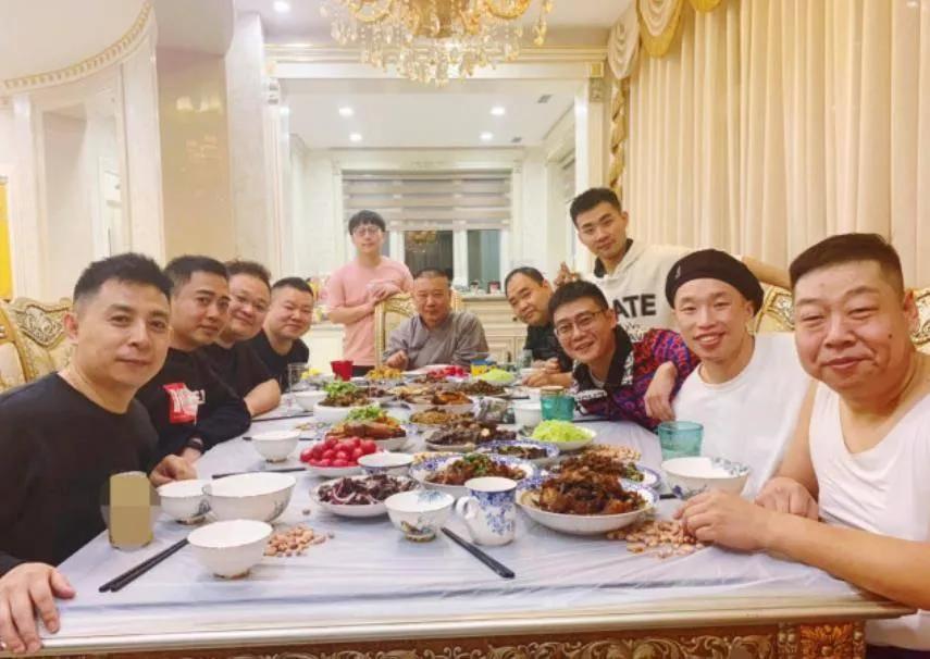 ''德云家宴''照：我认出了坐在餐桌主位的郭德纲、旁边探着头的侯震、小眼丰颊的岳