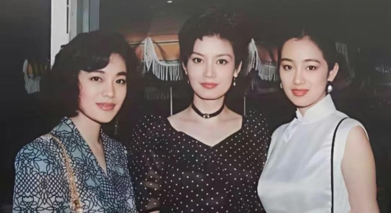 1988年，潘虹、巩俐、张艾嘉一同出席戛纳电影节，不得不说这三张脸展示了不同的东