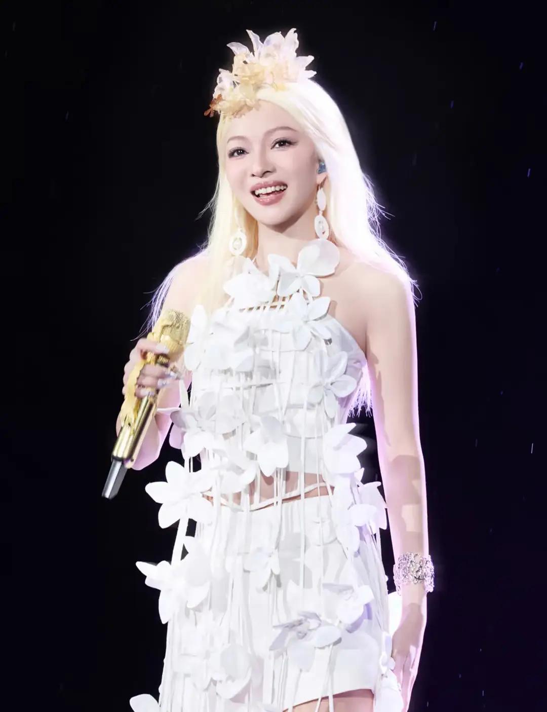 张韶涵真的是会唱会打扮，「觅光」巡演直接把闽南风情和舞台惊喜玩出了新花样，太漂亮