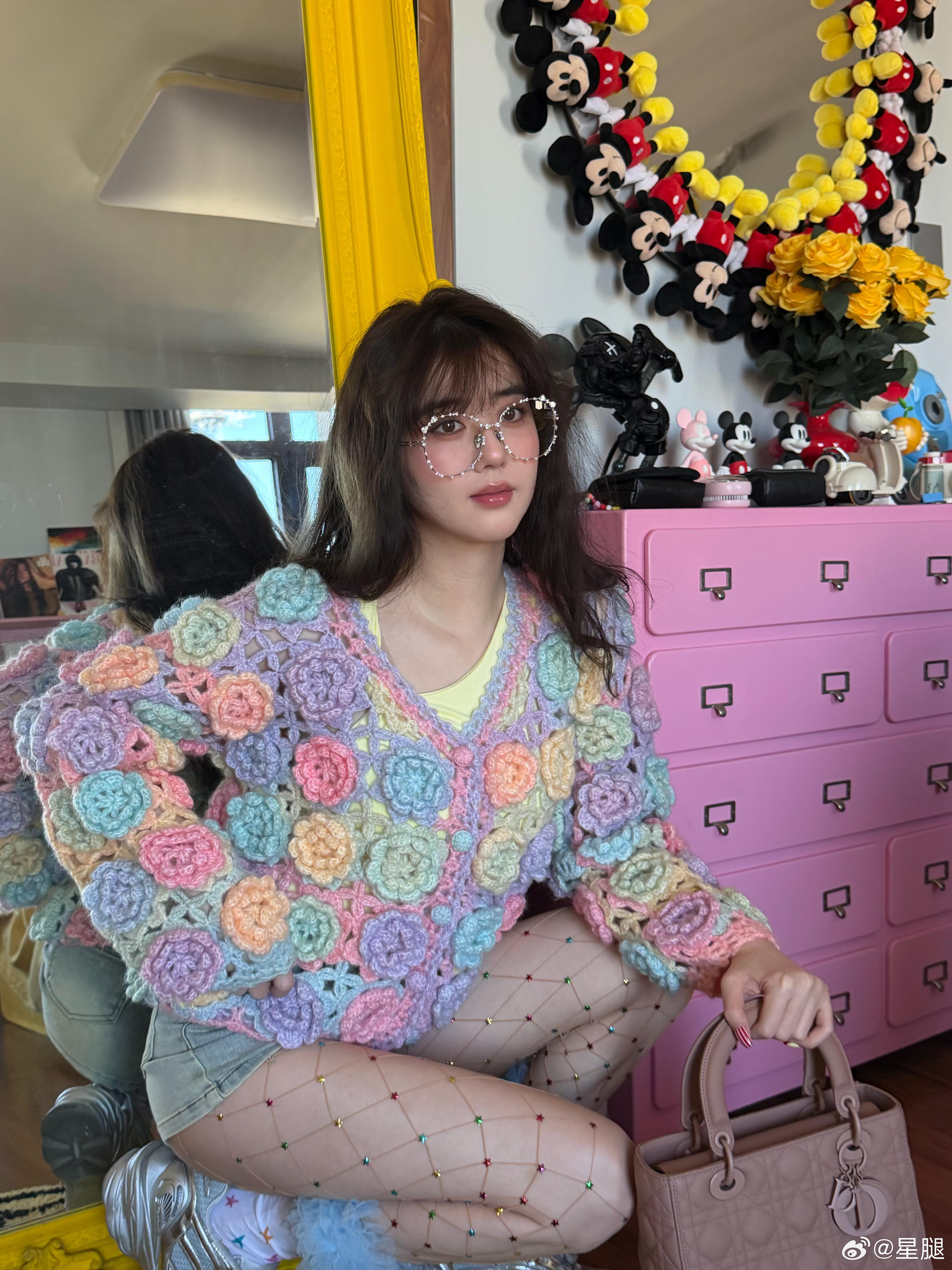 李凯馨🧡多巴胺穿搭，网袜辣妹