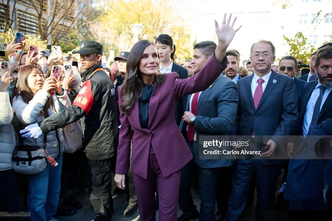 永远不要怀疑王后的审美眼光，发现没？脱下牡丹花大衣，换上一身深红色职业套装，配黑
