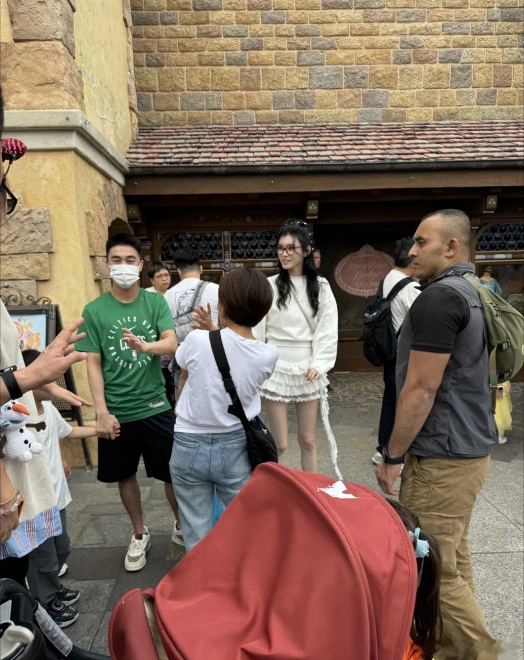 网友香港逛街偶遇奚梦瑶一家四口：她穿白色超短裙，肤白高瘦，披发戴眼镜气质佳；何猷