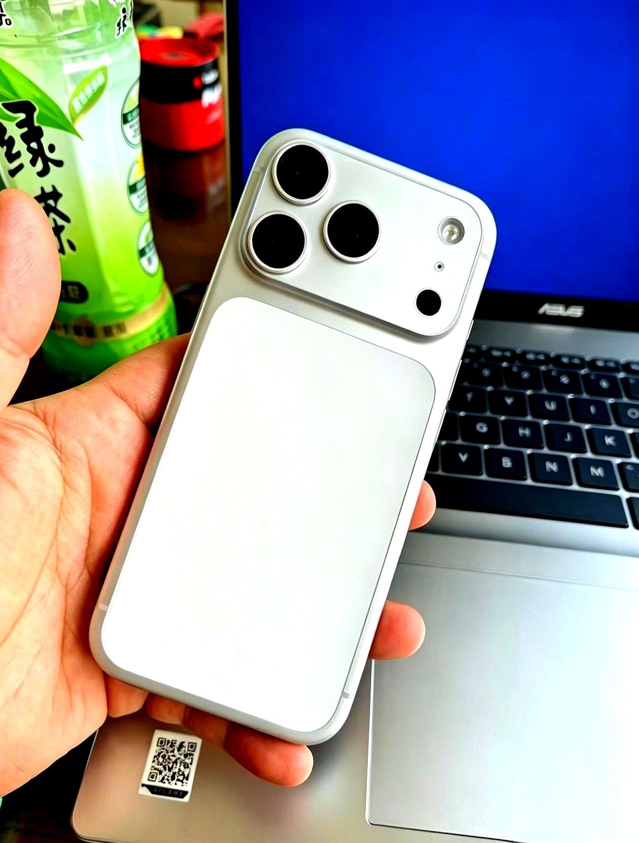 老公为了台手机，愣是把省钱玩成了兵法。先五百块收同事的iPhone13，转头