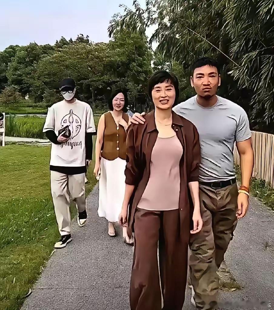 我能接受吴越单身，也能接受吴越不谈恋爱，但我实在理解不了，网上传得沸沸扬扬的恋情传闻，她为什么始终不
