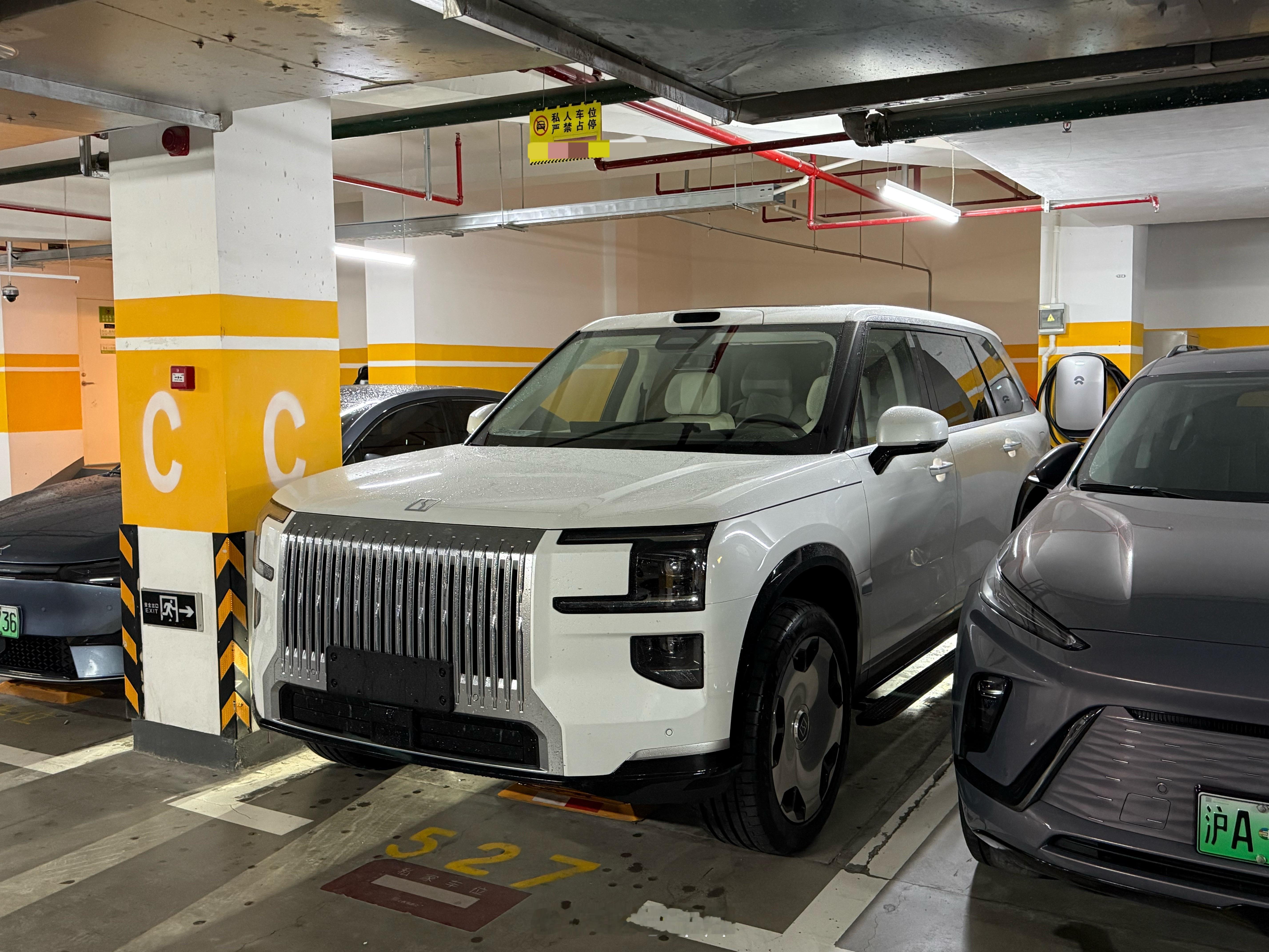 极氪9X实车气场是挺强的，尤其是空悬高度调到高位，停在地库里比别的车都高一头