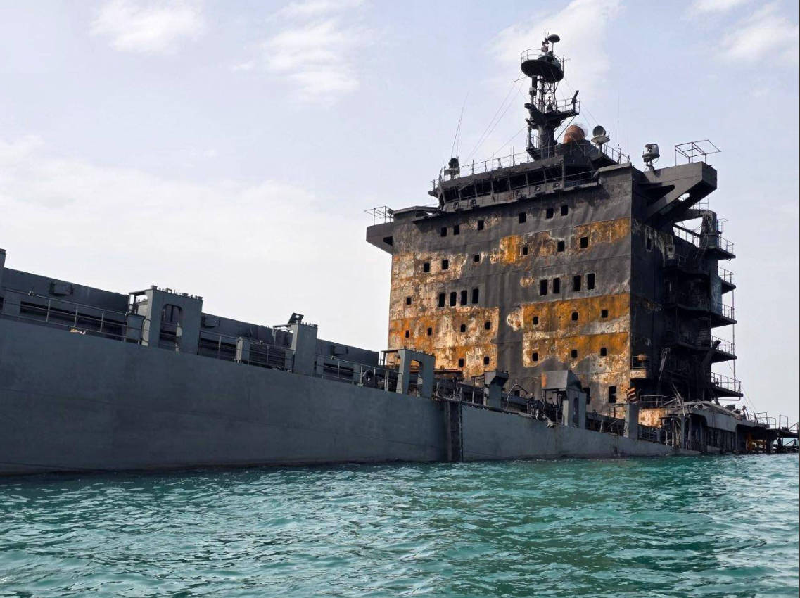 伊朗海军“沙希德·巴赫曼·巴盖里”号航母残骸画面曝光，已经被打中处于半沉状态，水