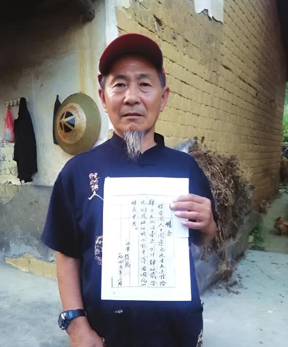 1989年的一个冬日，湖南隆回县的老农周连池躺在病榻上，呼吸微弱。他用力攥住儿子