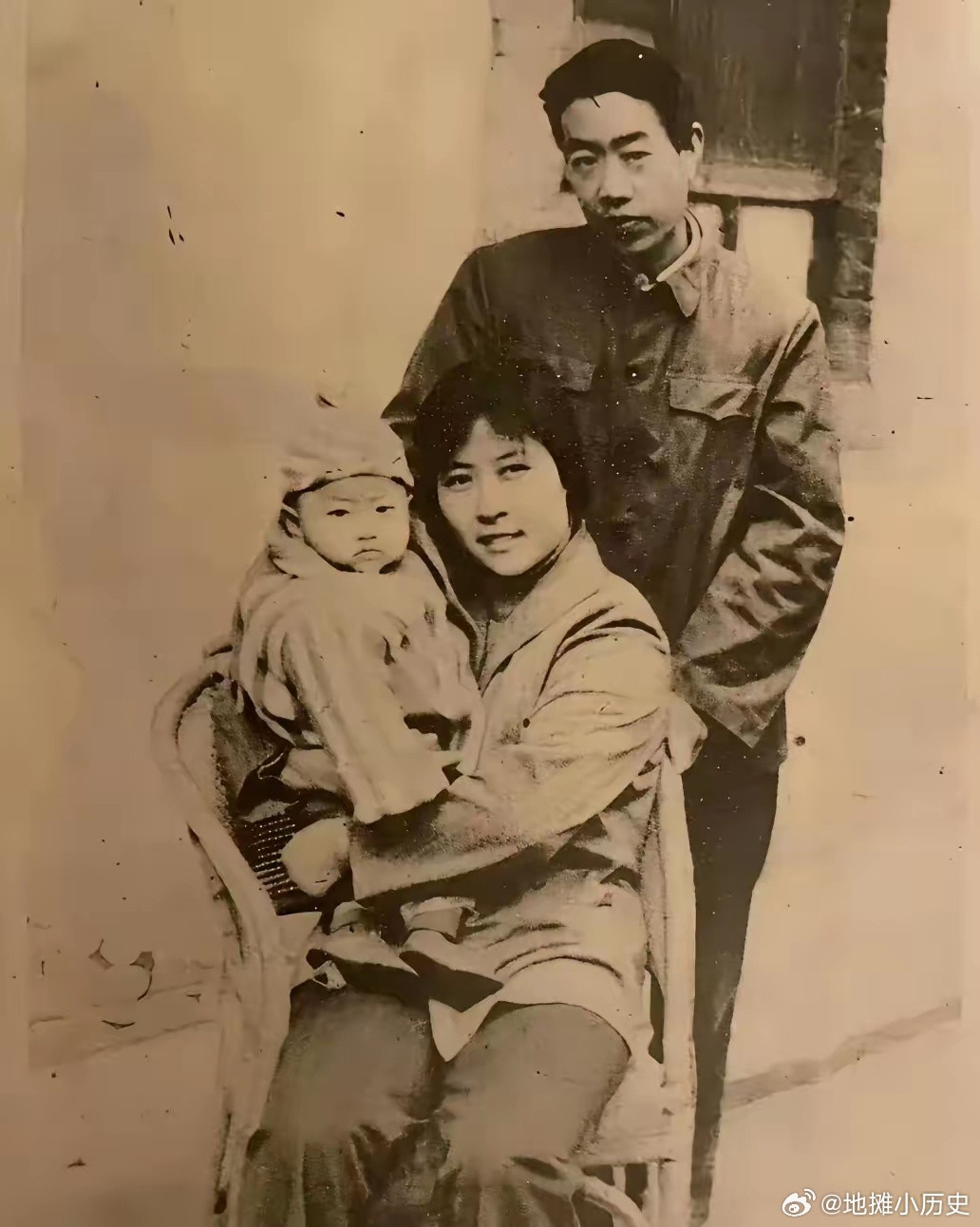 1980年西安民居院内，后方的是作家贾平凹，坐着抱着孩子的，是他的原配妻子韩俊芳