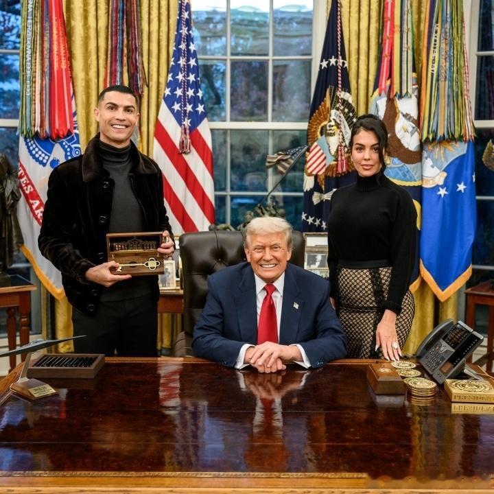 【特殊礼遇】邮报：特朗普在会见C罗时，向他赠送了一把“白宫镀金钥匙”，C罗成为首