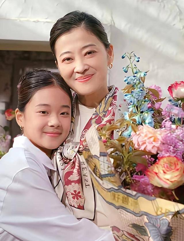 要不是因为相同的黑眼圈我真的认不出这是梅婷的女儿，在电影《好东西》中饰演“小孩儿