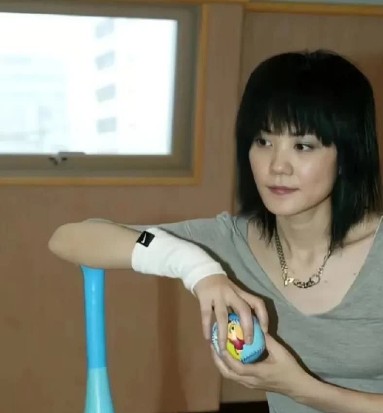 王菲在2003年成为天后之后在体育馆打网球的一组美照！那时候王菲又瘦又有型，五官