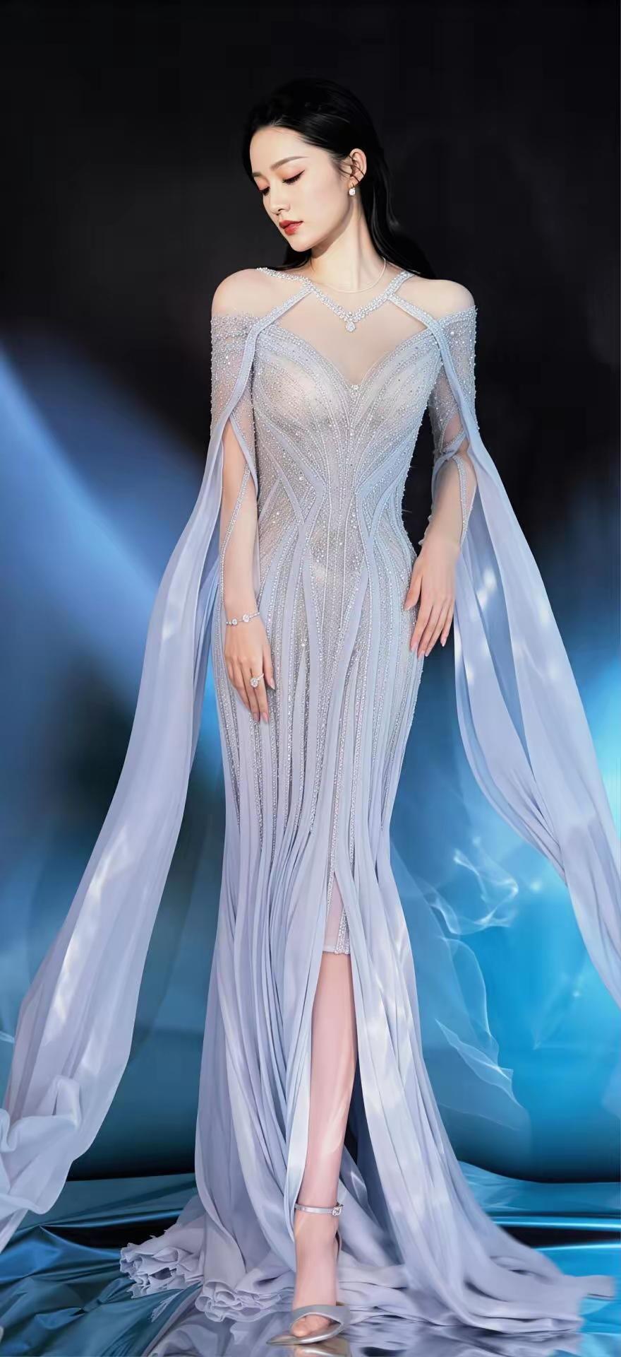 美女壁纸～李沁身着一袭渐变烟蓝色钉珠礼裙，如从深海月色中走出的清冷美人钉珠勾勒