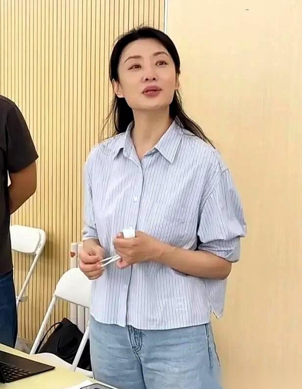 周涛这几张照片一出来，我脑子里那个端庄、完美的“央视一姐”形象，直接被干碎了。