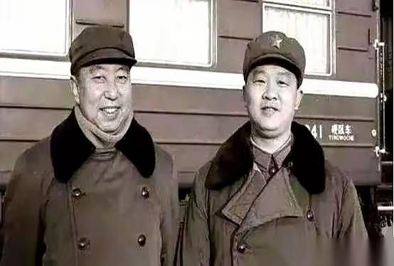 1981年，华国锋退下来了。组织部门的人专门找到他的秘书曹万贵，桌上摊开几份调