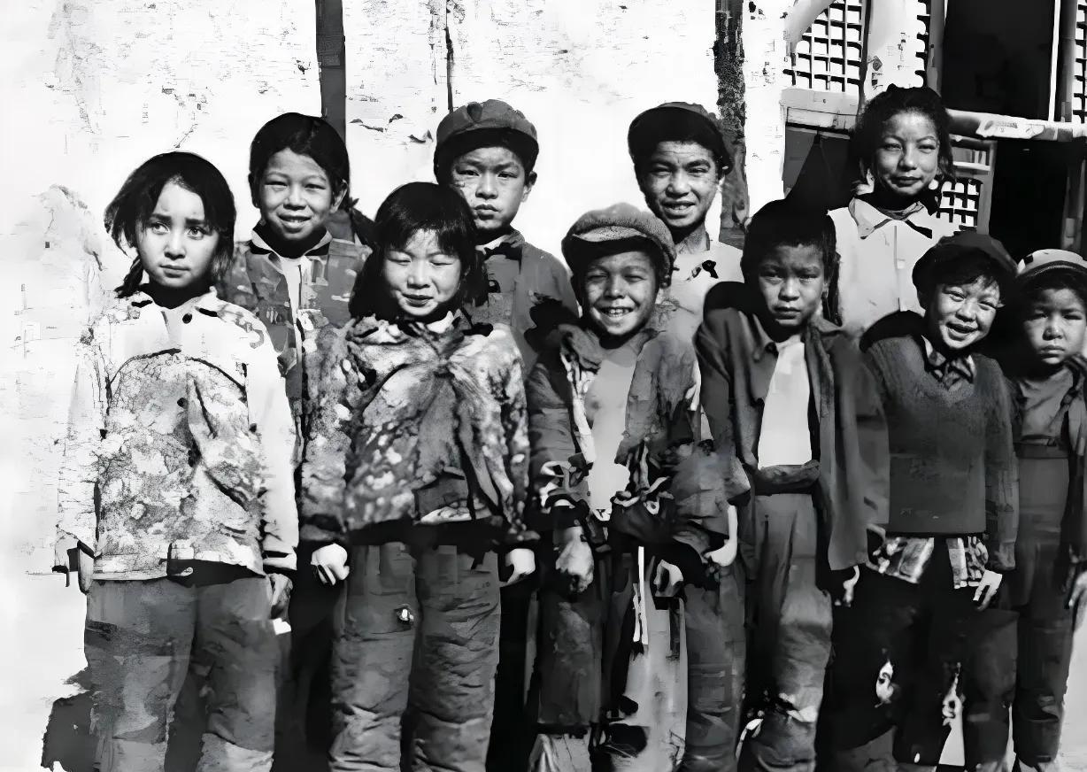 这照片拍摄于1980年3月26日，山西省吕梁兴初镇中心小学学生的合影。镜头中的他