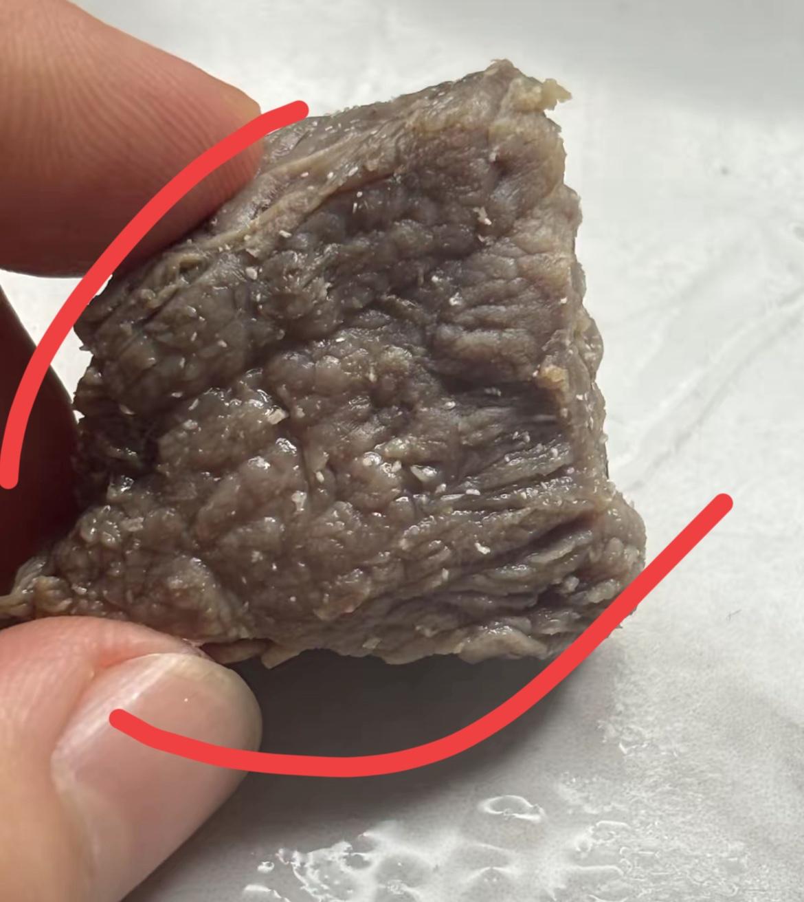 “19.9一斤的牛肉，炖完满是‘白米粒’，到底是捡漏还是踩坑？”小区菜市场周