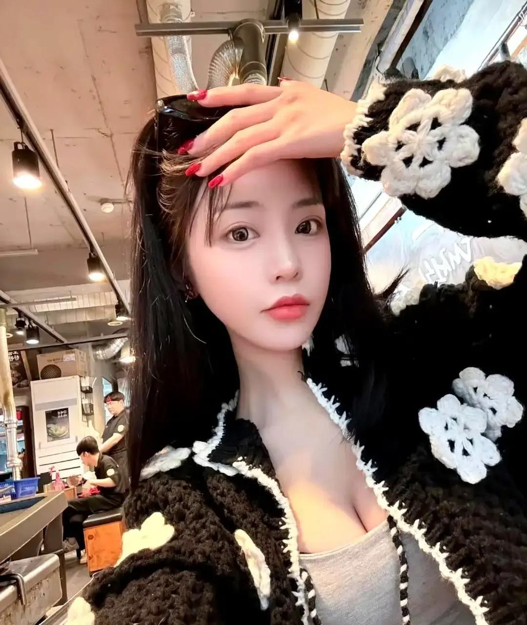 林更新被点名后第7天，女方一条没删她先甩出张一山鹿晗当烟雾弹，全网跟着猜。