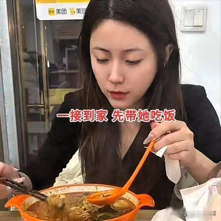 天津离婚表嫂住进表弟出租屋，直播生活引争议，20万债务迷雾难消2025年春天