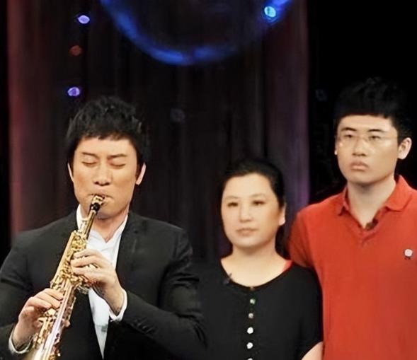 1987年，歌手江涛没成名前爱上了富家小姐万小牧，万小牧不顾父母反对与他裸婚，婚