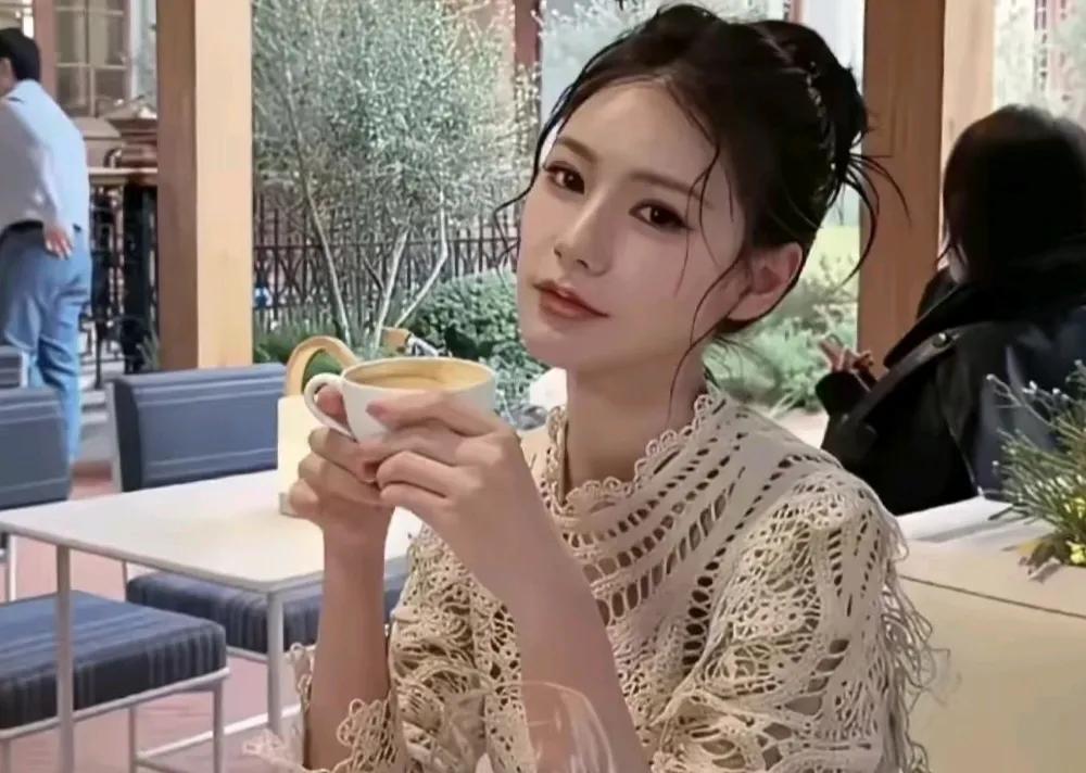 今天是马晓梅和汪小菲的婚礼，半年前就已经大肆宣传开了。据说这场婚礼投资一个亿，光
