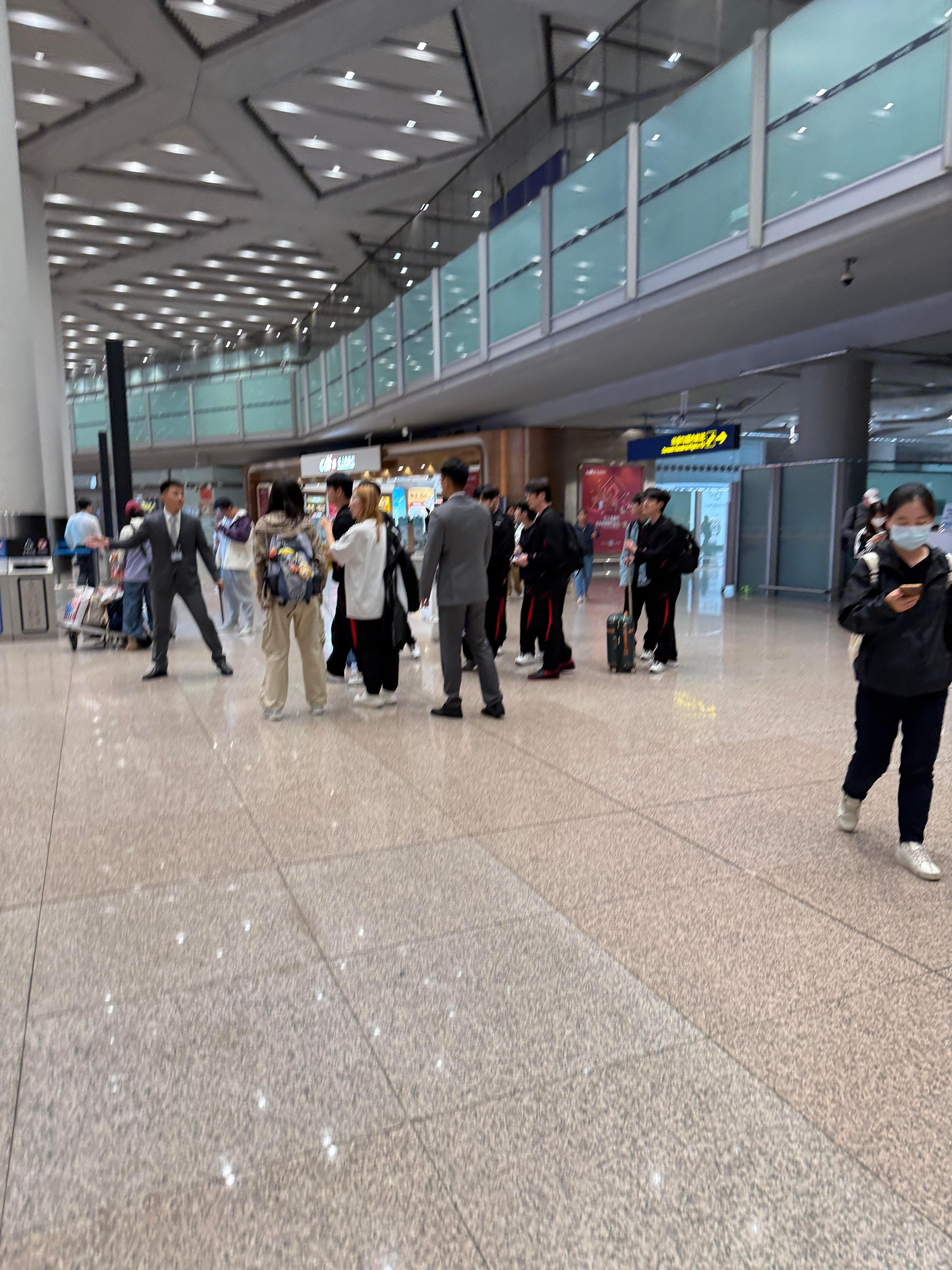 首都机场偶遇T1首都机场偶遇faker网友在首都T3偶遇t1全员[惊恐][惊恐]