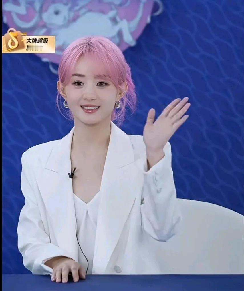 哇哦！今晚红发盘发美女丽来和我们见面了，真的太亮眼了太好看了吧！她总是不断