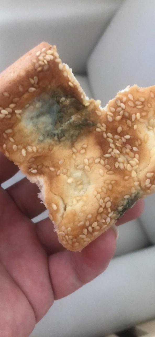 在拼多多买到的面包竟然发霉成这样还在销售，这样的商家实在太黑心了！食品本是入口的