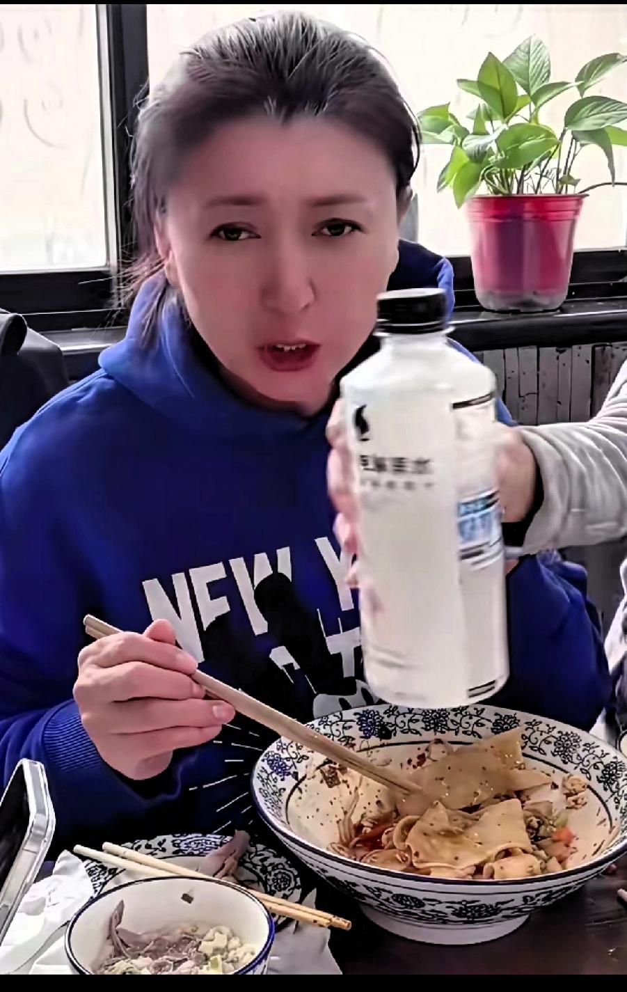 闫某换口味了，不吃燕窝改吃荞麦面了，可以拌着酸黄瓜一块吃。刚刷到二人转演员闫学