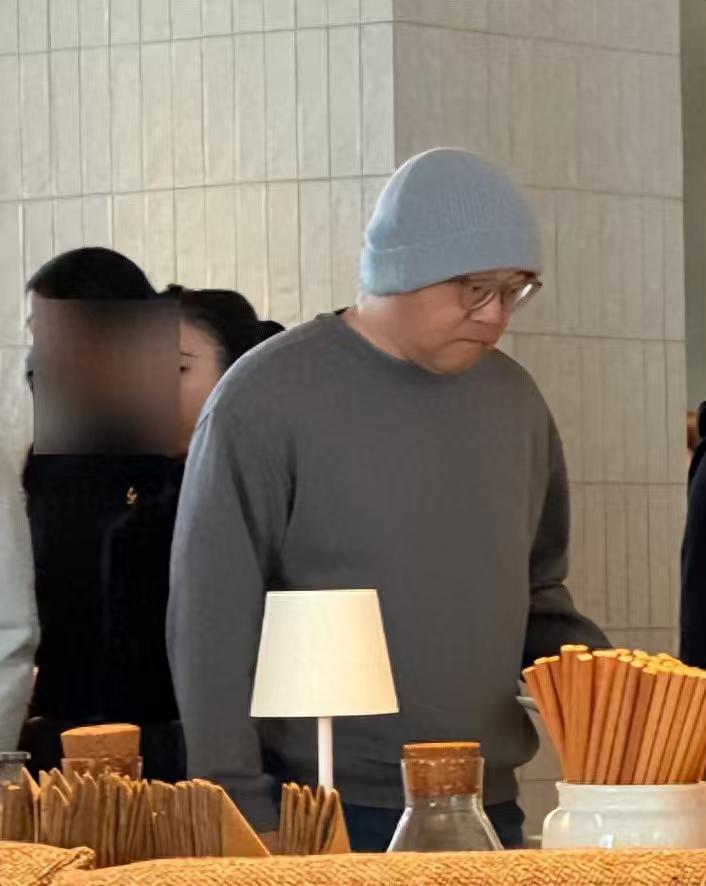 56岁的窦唯现身广州，和年轻时比判若两人，不知道当年王菲怎么看上他的？窦唯准备