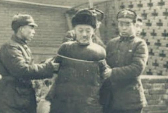 1946年，大汉奸万里浪被判处死刑，执法队长将他绑到刑架上，对着四肢各打一枪后，