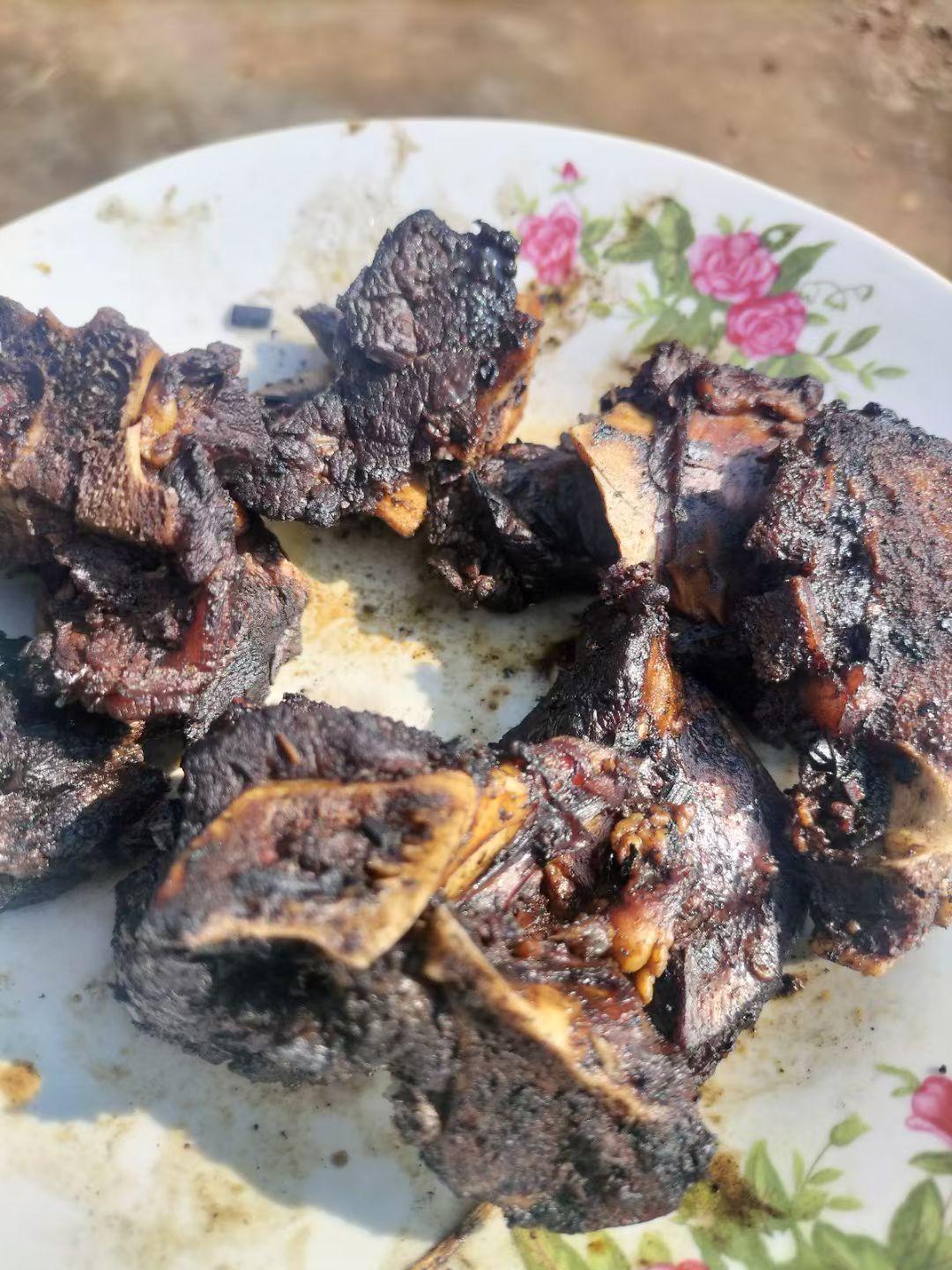 看到别红烧煮的牛排那么好吃，我也去买牛排，还没煮的时候就流口水了，但最后都煎糊了