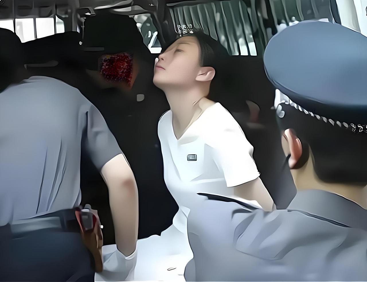 2004年，福州看守所内，31岁的方晓红被注射死刑，她穿着一身白色衣服，轻闭双眼