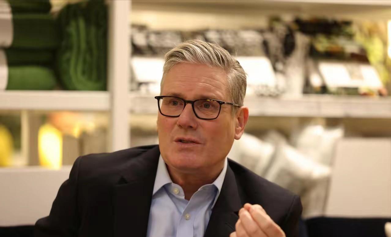 看到加拿大总理访华，英国首相坐不住了，斯塔默在“争取本月底访华”。可是，他的访华