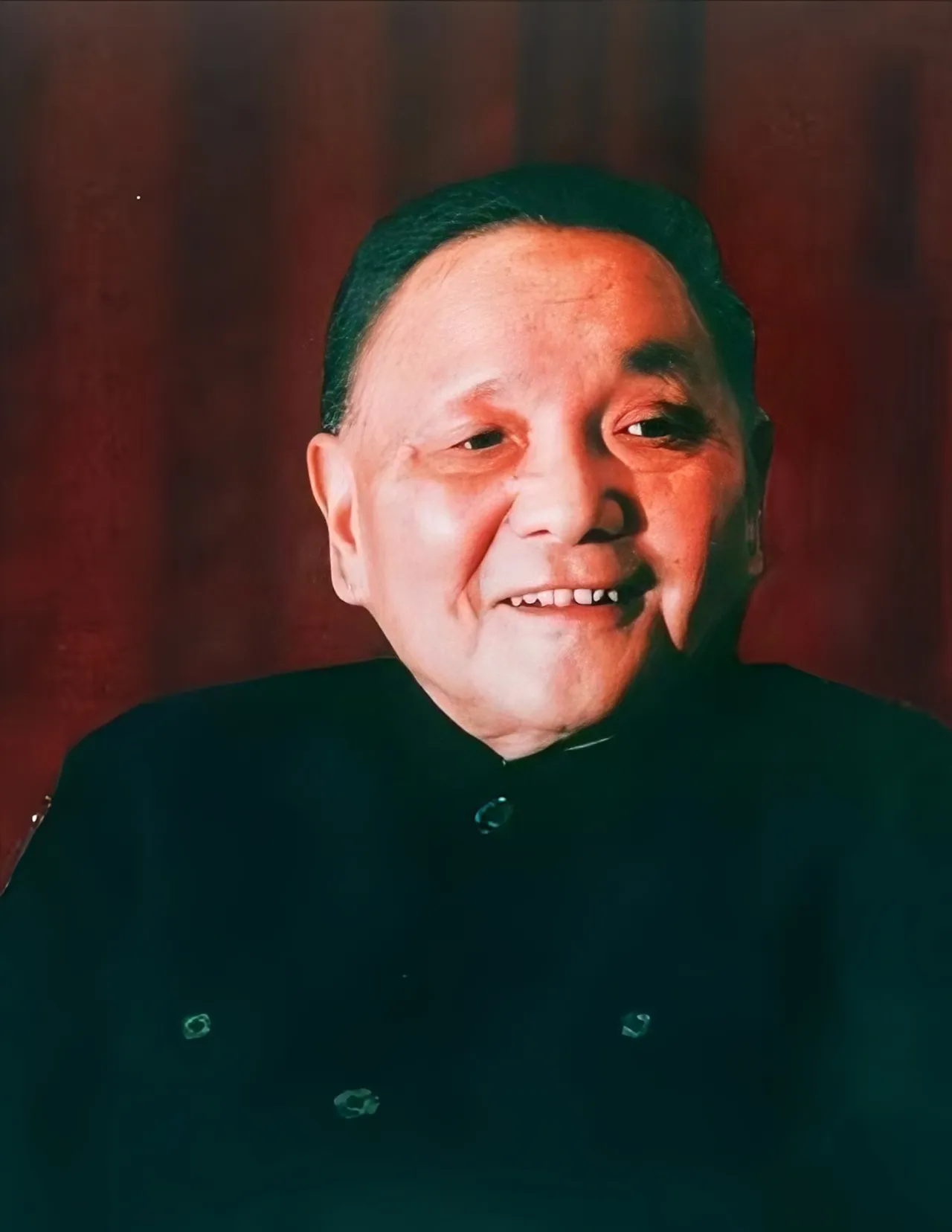 1956年八大之后，邓小平的地位非常高，他是常委、总书记。为什么是邓小平呢？原因