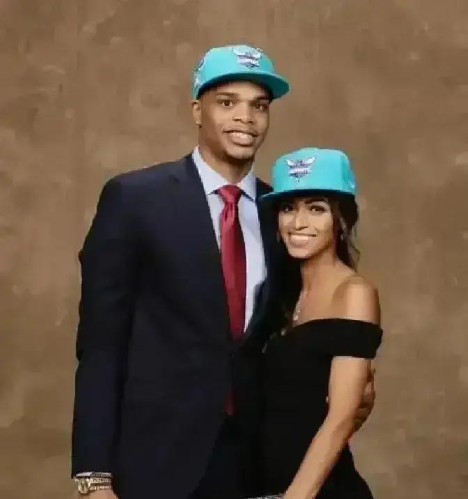 快船更衣室今晚的保险箱，锁着3000万现金。但他们可能选择那个便宜2500万的